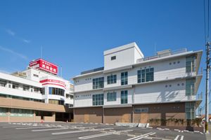 広い駐車場の外観