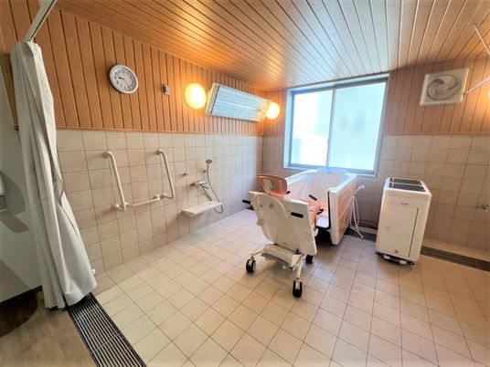 広々とした設備の浴室