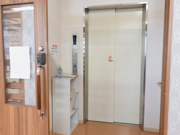 清潔なエレベーターホール