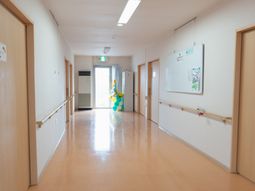 明るい廊下と掲示物