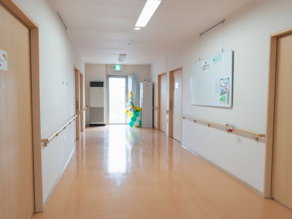 明るい廊下と掲示物
