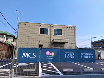 新築中の建物外観