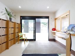 明るいエントランスの風景