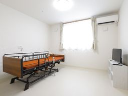 明るい居室の様子