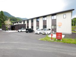施設外観と車両