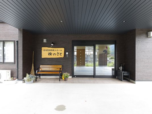 入り口とベンチがあるエントランス