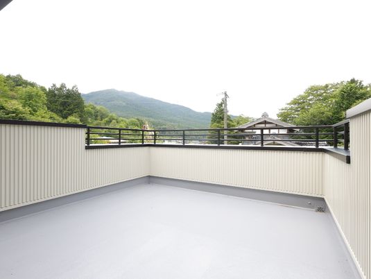 緑豊かな山並みのテラス
