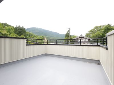 緑豊かな山並みのテラス