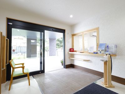 明るいエントランスの風景