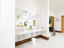 清潔な洗面台と廊下