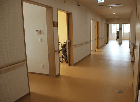 木目調の明るい廊下