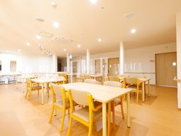 明るい食堂スペース
