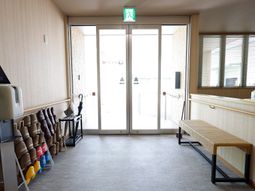 明るいエントランスの一角