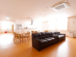 共有スペースの明るい室内