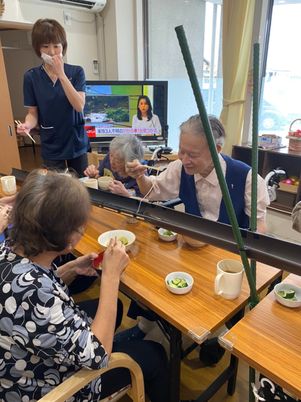 食事を楽しむ食堂  