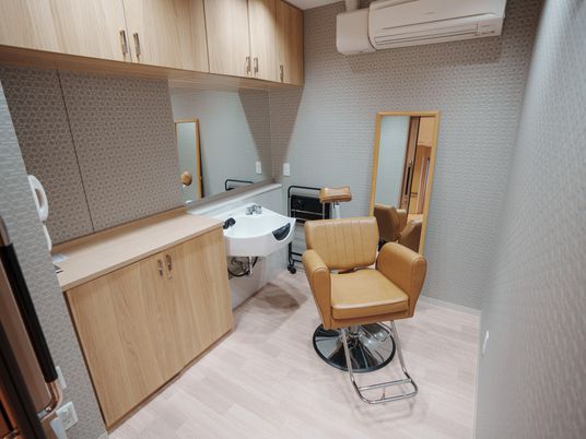 ゆったりとした洗面台付き居室