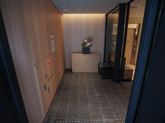 エントランスの明るい風景