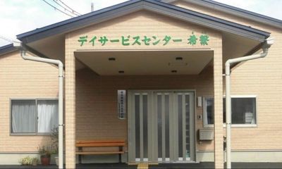 落ち着いた外観の建物