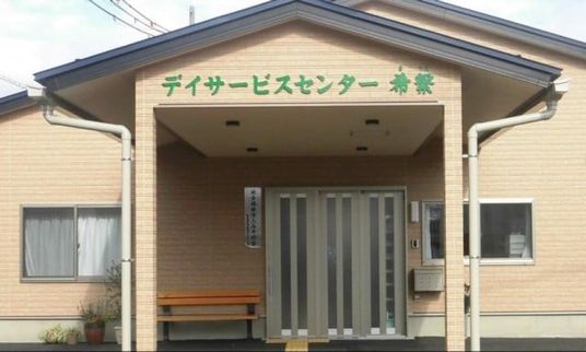 落ち着いた外観の建物