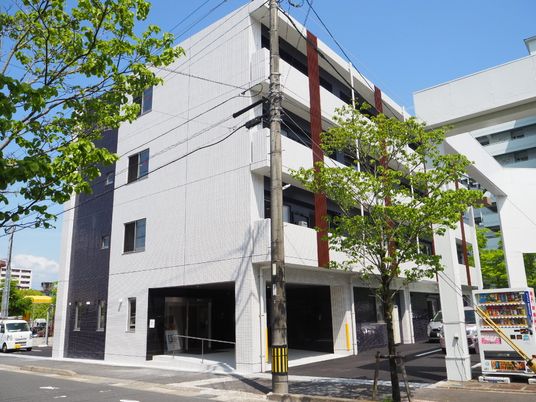 モダンな建物のエントランス