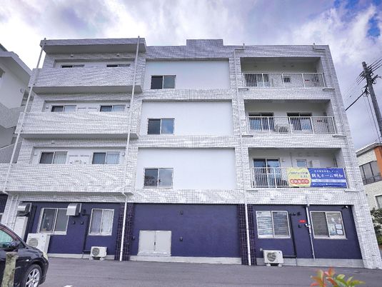 3階建ての建物外観