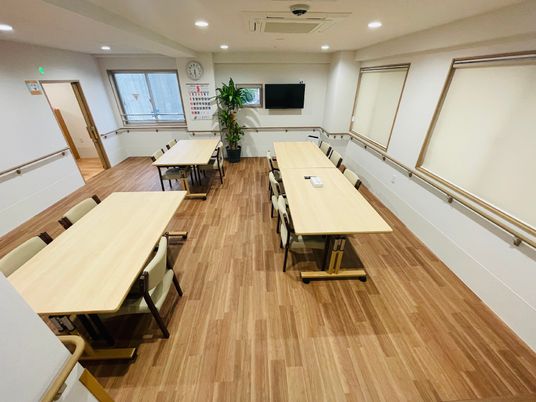 広々とした室内の多目的室