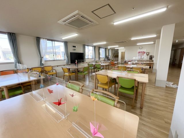 広々とした明るい食堂 共有スペース ゆとりある食堂は、テーブルごとに仕切られ、清潔感があります。色とりどりの椅子が活気ある空間を演出しています。