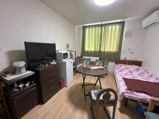 居心地の良い居室 居室 落ち着いた色合いの居室で、家具や装飾が整えられ、日常生活に必要な機能がそろっています。ゆったりとした時間を過ごすことができる空間です。