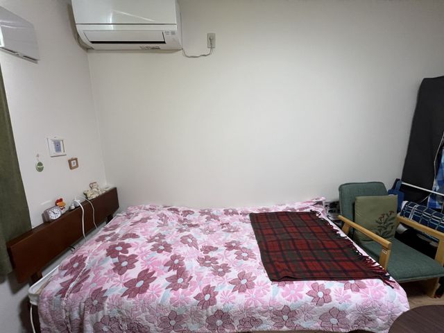 快適な居室の様子 居室 ゆったりとしたベッドや機能的な家具が配置された部屋です。落ち着いた雰囲気の中で、くつろぎの時間をお過ごしいただけます。