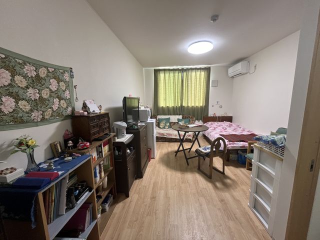 快適な居室の様子 居室 広々とした清潔感のある居室です。日当たりが良く、個人の趣味に合わせた家具で心安らぐ空間をご提供しています。