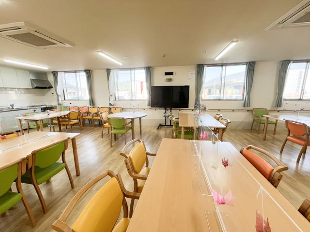 広々とした明るい食堂 共有スペース 天井が高く開放感のある食堂です。色とりどりの椅子が並び、居心地の良い食事の時間を過ごせます。