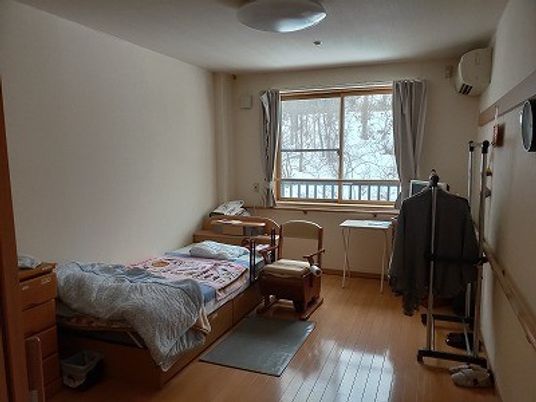 窓際の落ち着いた居室  