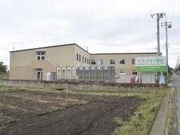 歩道側からの施設外観