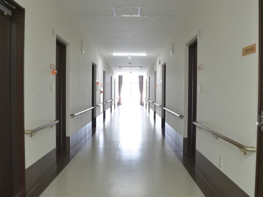 明るく広い廊下