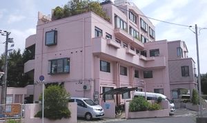ピンク色の建物外観