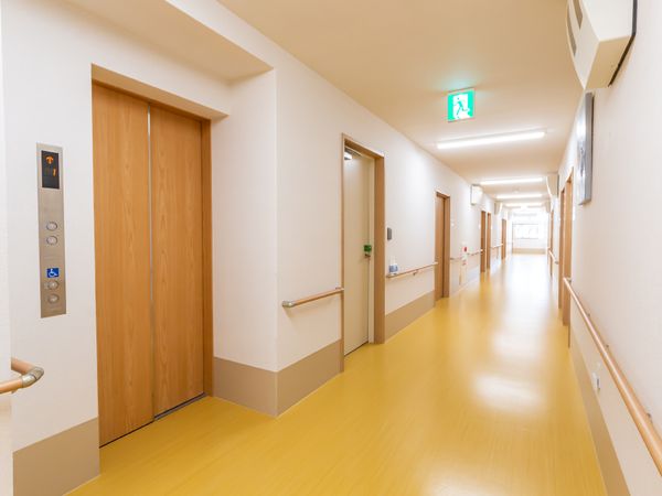 明るい廊下とエレベーター
