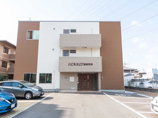 新築っぽい外観の建物