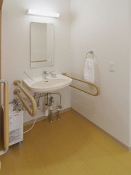 安全な手すり付き洗面所