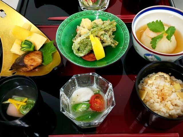 和風のバランス食 食事例 栄養バランスを考えられた和食の一例です。色とりどりの食材で彩られており、見た目にも鮮やかで食欲をそそります。