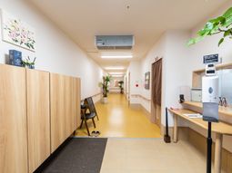 明るく広々とした廊下