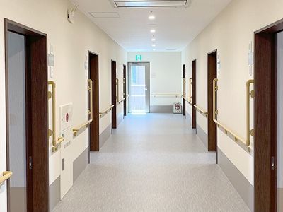 清潔で広々とした廊下