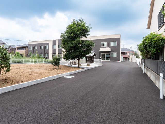 広々とした外観の施設 駐車場 広い敷地にモダンな建物が佇む落ち着いた雰囲気の環境です。園内の様子を歩きながらご覧いただけます。