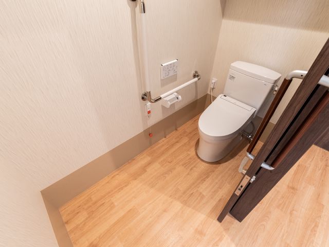 バリアフリートイレ設備 トイレ 安全手すり付きの快適なトイレスペースです。広々として使いやすく、どなたでも安心してご使用いただけます。