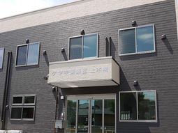 灰色の壁の建物エントランス