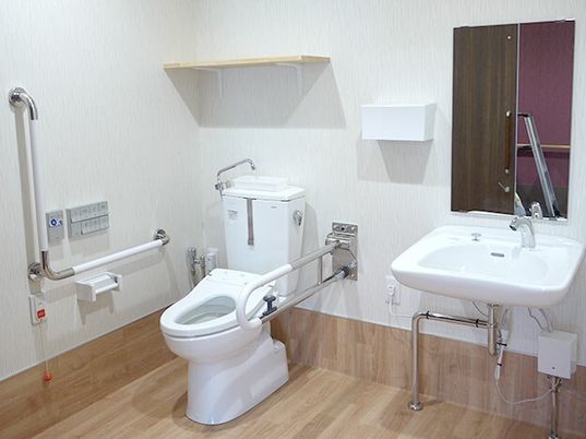 バリアフリー対応のトイレ設備