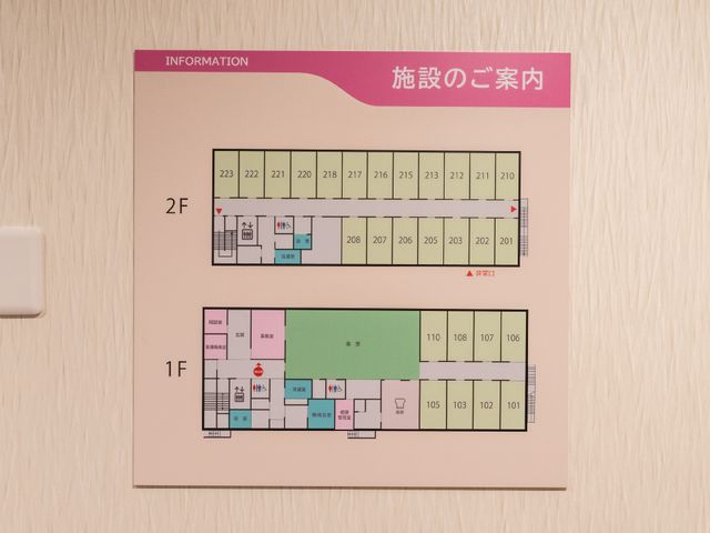 施設の案内図掲示物 館内図 壁に掲示された案内図は、スタッフと利用者の方が快適に過ごせるよう設計されています。