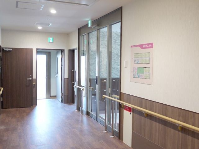 広々とした明るい廊下 エントランス 手すり完備の廊下は明るく安全性を考慮された設計です。利用者の移動がしやすく、心地よい環境が整っています。