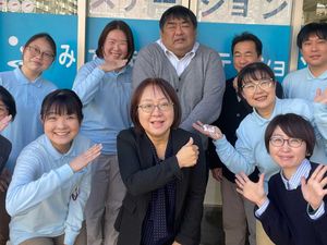 笑顔の職員集合  
