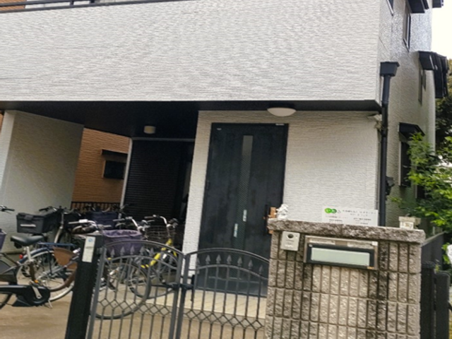 バイク置き場付き玄関 外観 多目的に利用できる玄関スペースがあり、駐輪も可能です。通勤時の利便性が高まります。