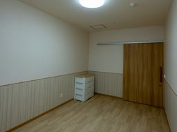 シンプルな居室の空間